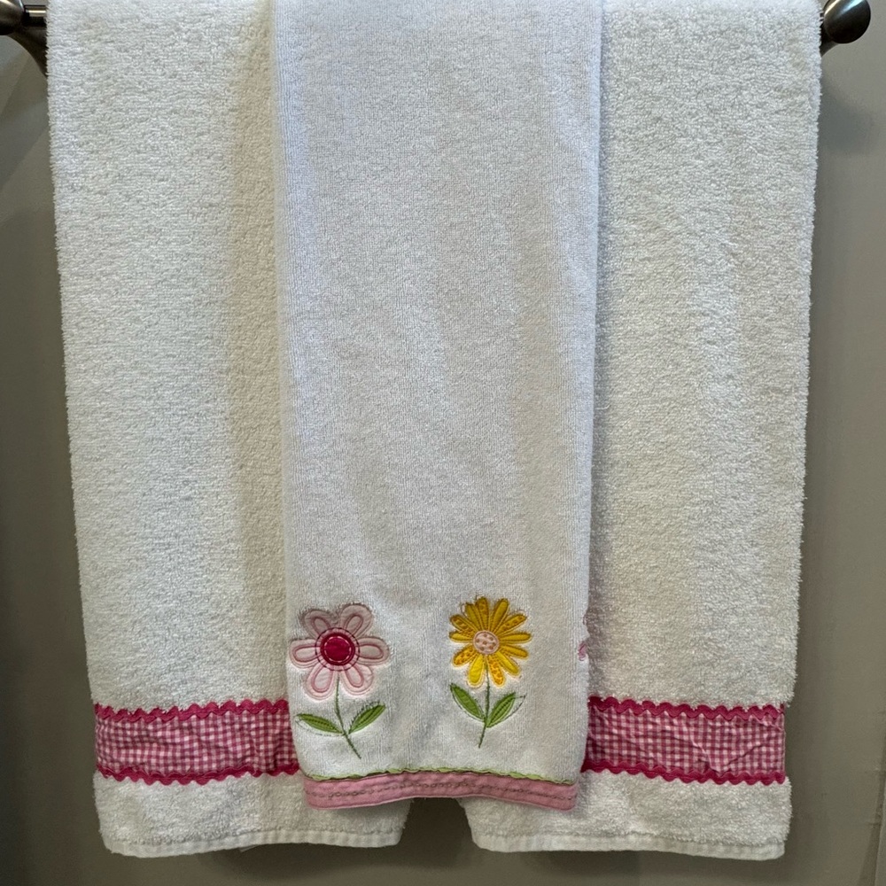Pottery Barn Kids Floral Bath Towels Set of 3 – Pink Flower Theme  - PBK